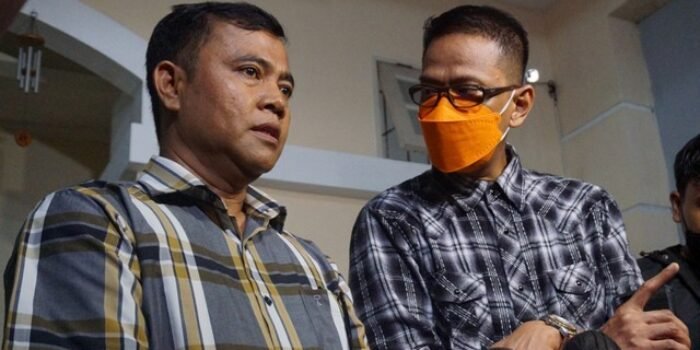 Ayah Vanessa Angel, Doddy Sudrajat (kanan) memberikan keterangan pada media, di rumah duka, di Kembangan, Jakarta Barat, Kamis (4/11). Foto: Jamal Ramadhan/kumparan