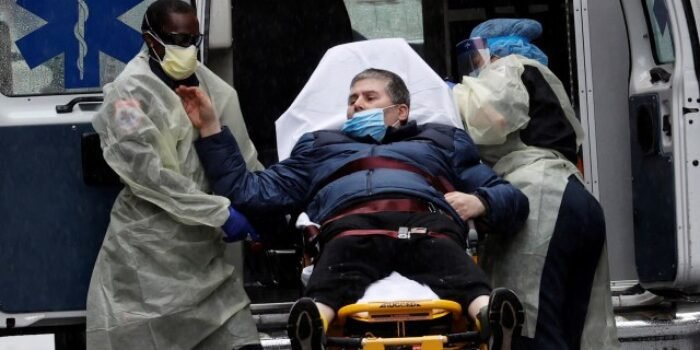 Sejumlah warga di sekitar Rumah Sakit Mount Sinai di Manhattan, New York City, Amerika Serikat, memberikan dukungan terhadap petugas medis, Senin (13/4) Foto: Reuters/Mike Segar